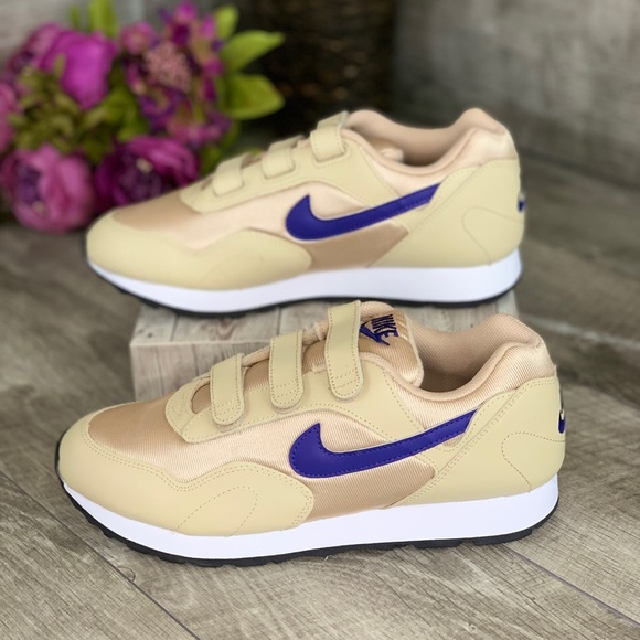 Nike Shoes - NIKE OUTBURST V